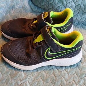 Nike Kids Black and Neon Green Sneakers